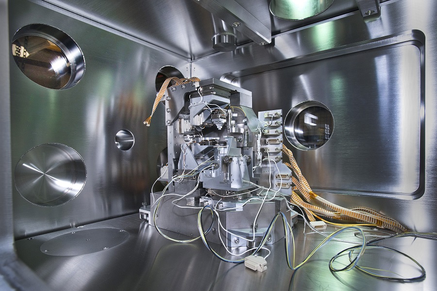 Instrument used by Argonne scientists to observe nanowire defects.