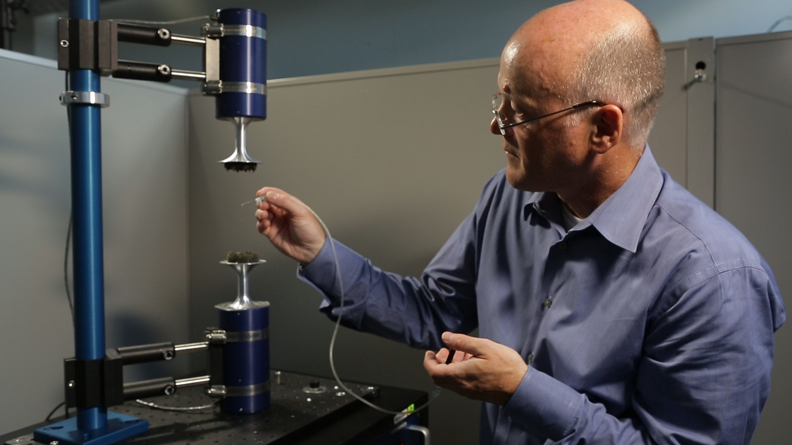 Argonne scientist Chris Benmore demonstrates his acoustic levitator, which could help to improve the efficiency and quality of pharmaceutical development. (Photo by Dan Harris)