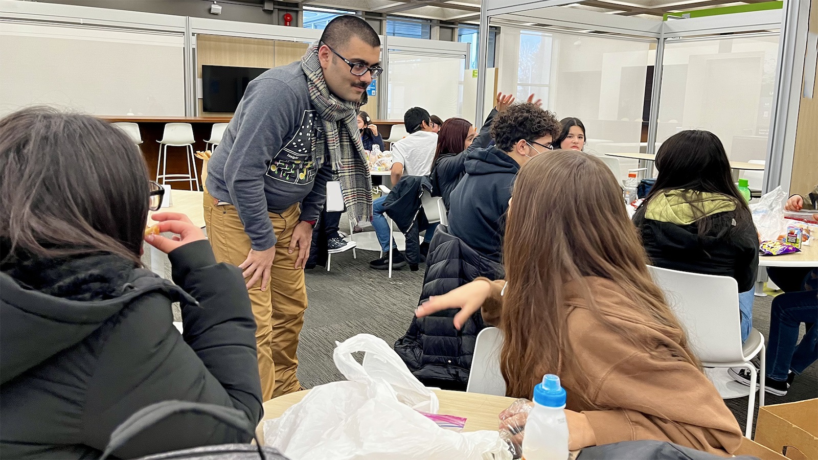 Students having lunch for Learning Lab unexpectedly met a passing researcher, who was happy to do an impromptu Q&A; while these encounters aren’t a guaranteed part of Learning Labs programming, you never know who you might meet in your visit.