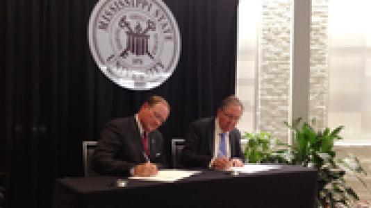 From left to right: Mark Keenum, President, Mississippi State University, and Peter Littlewood, director of Argonne National Laboratory, sign a memorandum of understanding for a collaboration to develop new technologies that address next-generation energy storage challenges.