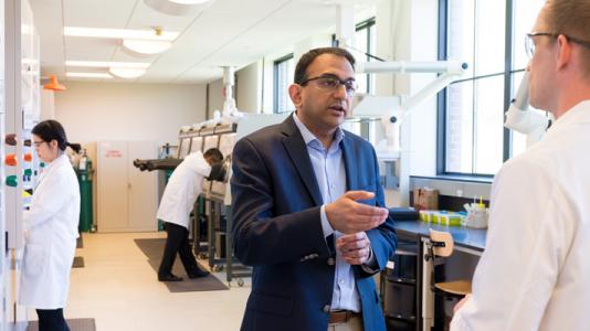 Venkat Srinivasan, director of Argonne Collaborative Center for Energy Storage Science (ACCESS), speaks with a researcher in one of Argonne’s battery discovery laboratories.