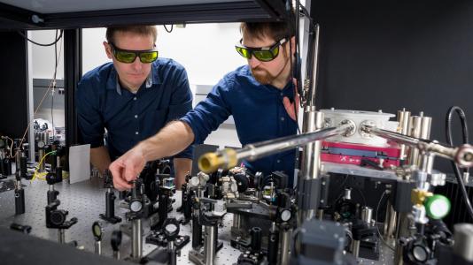 Chad Husko (right), physicist and Chain Reaction Innovations team member, works with CNM nanoscientist Jeffrey Guest. (Image by Argonne National Laboratory.)
