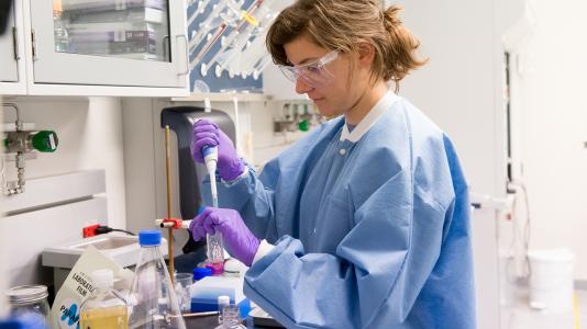 A graduate student in the SCGSR Program conducts important lab research in a state-of-the-art facility at Argonne National Laboratory. (Image by Argonne National Laboratory.)